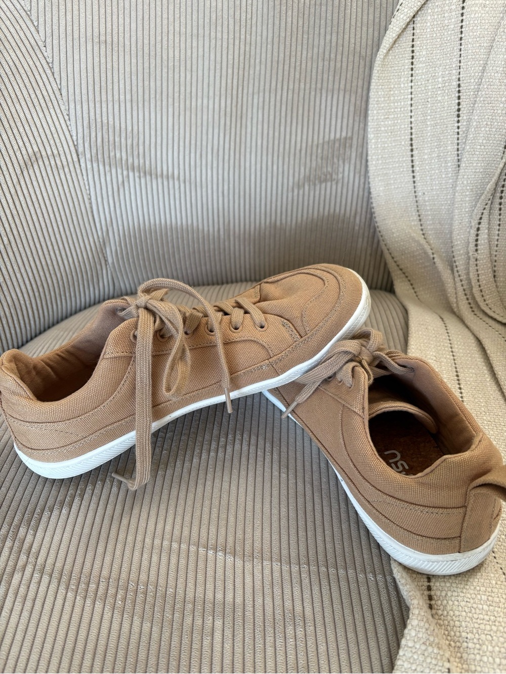 Rutsu barefoot Women's Tan Canvas Lace-Up Sneakers
